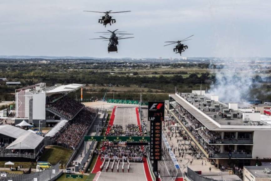 FÓRMULA UNO. Con un panorama militar. Helicópteros militares sobrevuelan durante el himno nacional antes del comienzo del Gran Premio de Fórmula Uno en Estados Unidos en el Circuito de las Américas en Austin, Texas.