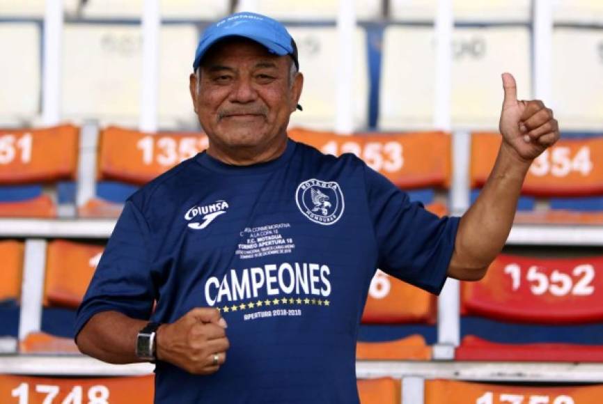 Este aficionado del Motagua con la camiseta de campeón del Motagua.