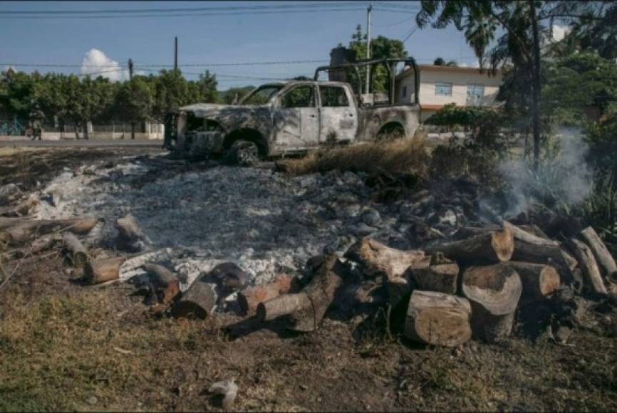 Según versiones de la prensa local, los policías estatales fueron emboscados en la mañana por hombres a bordo de camionetas blindadas coordinados por 'La Catrina'.