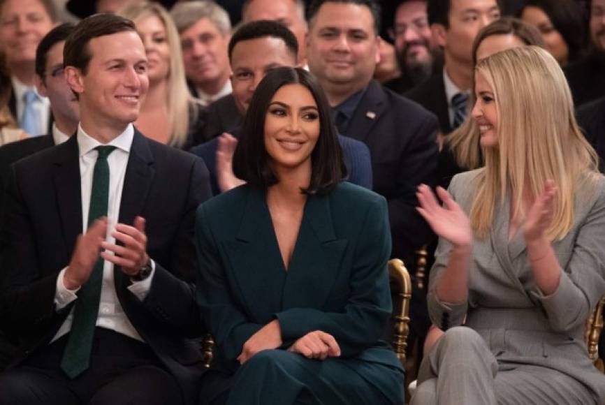 Kim, quien se mostró muy feliz junto a Ivanka Trump y Jared Kushner, utilizó un maquillaje bastante natural y su cabello corto.