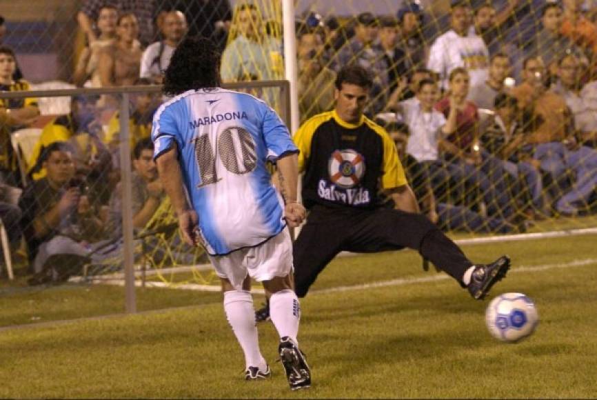 Diego Maradona goleó en ese entonces al portero uruguayo Marcelo Macías, quien destacó por varios años en el Real España.