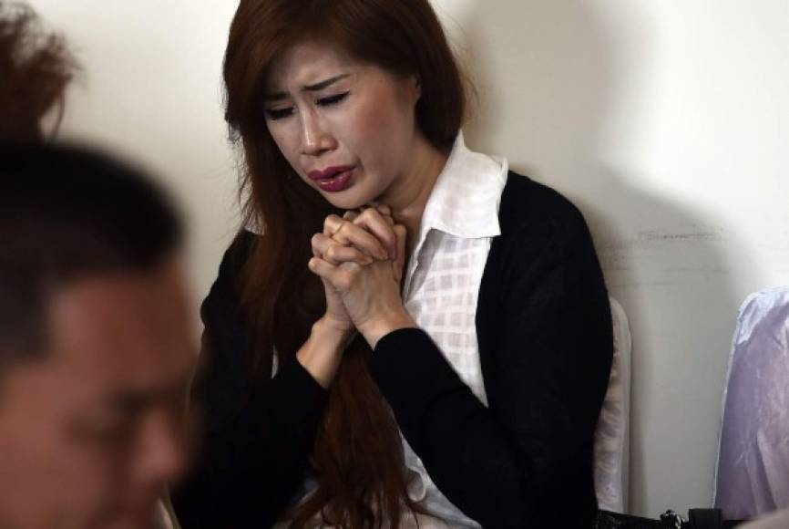Algunos familiares están de luto, mientras otros se encuentran desesperados ante la incertidumbre sobre el desaparecido avión en Indonesia.