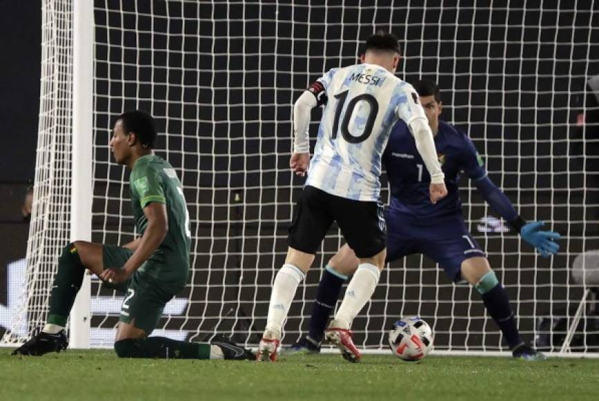Messi dejó de rodillas al defensa boliviano Jairo Quinteros para luego disparar de derecha y firmar su doblete.