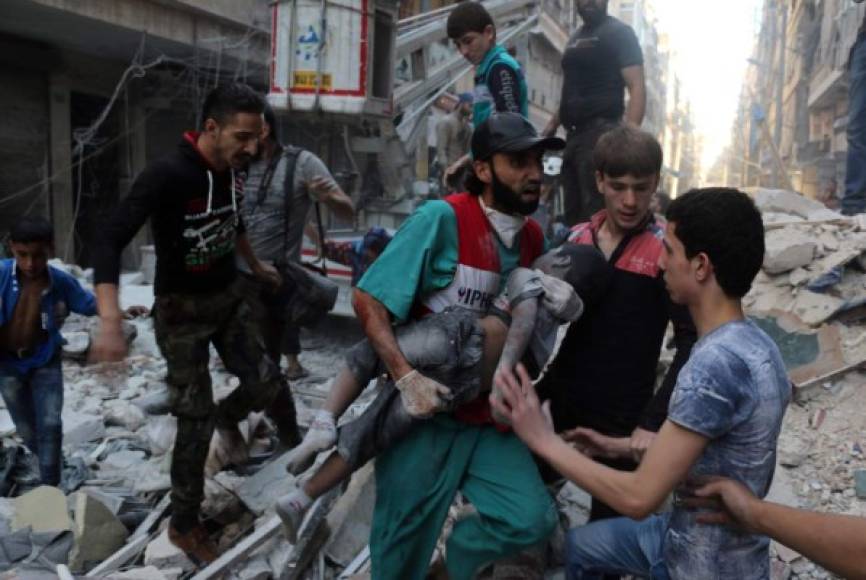 SIRIA. Régimen gana terreno, pero siembra muerte. El ejército sirio logró ayer tomar el control de un barrio rebelde del centro de Alepo, Farafira, tras varios días de intensos bombardeos aéreos. Foto: AFP/Ameer Alhalbi