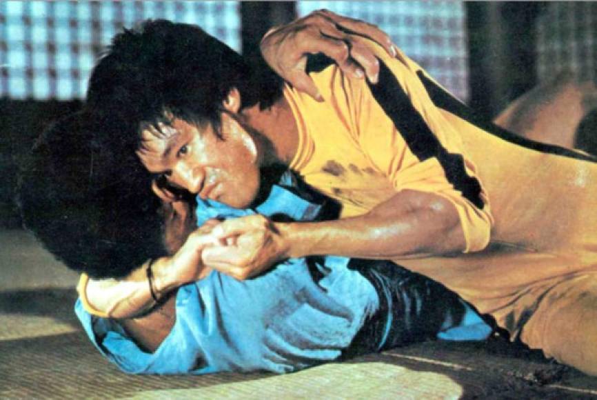 EL JUEGO DE LA MUERTE<br/>Al igual que su hijo Brandon, Bruce Lee falleció durante el rodaje de una película, la cual tuvo que ser terminada con el uso de dobles y algún material de archivo.<br/>Una versión de la historia relata que Lee se quejó de un fuerte dolor de cabeza, por lo que tomó un analgésico y se acostó para descansar, pero ya nunca despertaría.<br/>Entre las causas de su miesteriosa muerte se enumeran un aneurisma o una fuerte reacción alérgica al medicamento.