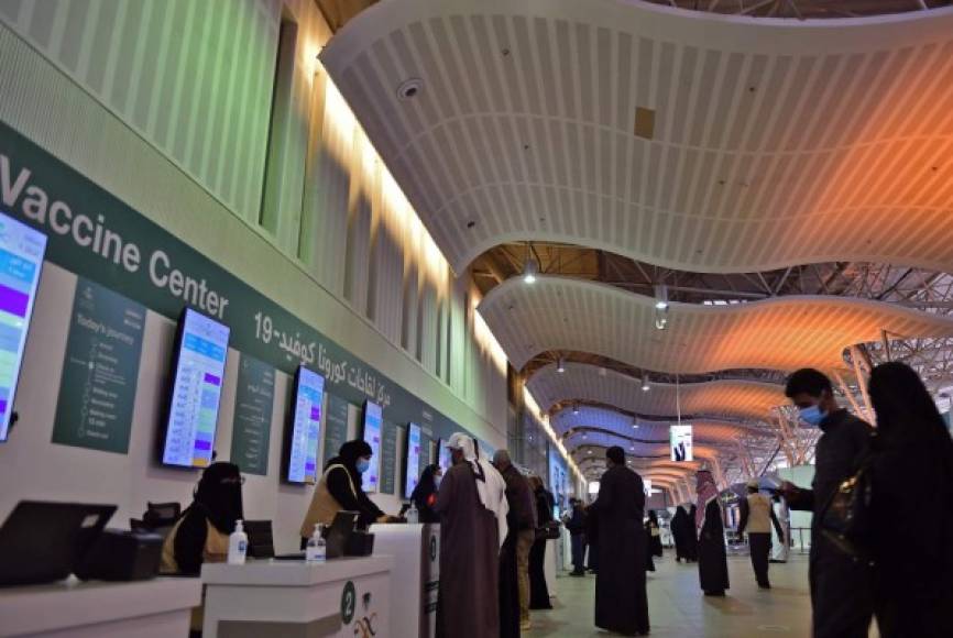 Arabia Saudita recurrió a un gigantesco centro de convenciones en la capital Riad para realizar la campaña de vacunación masiva.