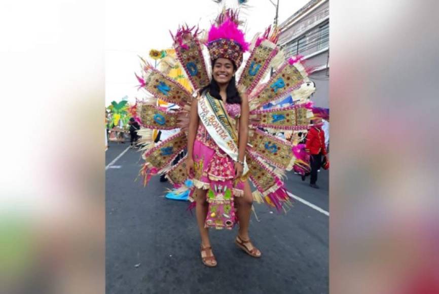 Lindo traje de la jovencita Michelle Reyes del Instituto Rafael Heleodoro Valle.