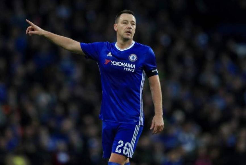 El defensa central del Chelsea John Terry medita si colgar las botas o seguir en activo en algún equipo de la Premier League