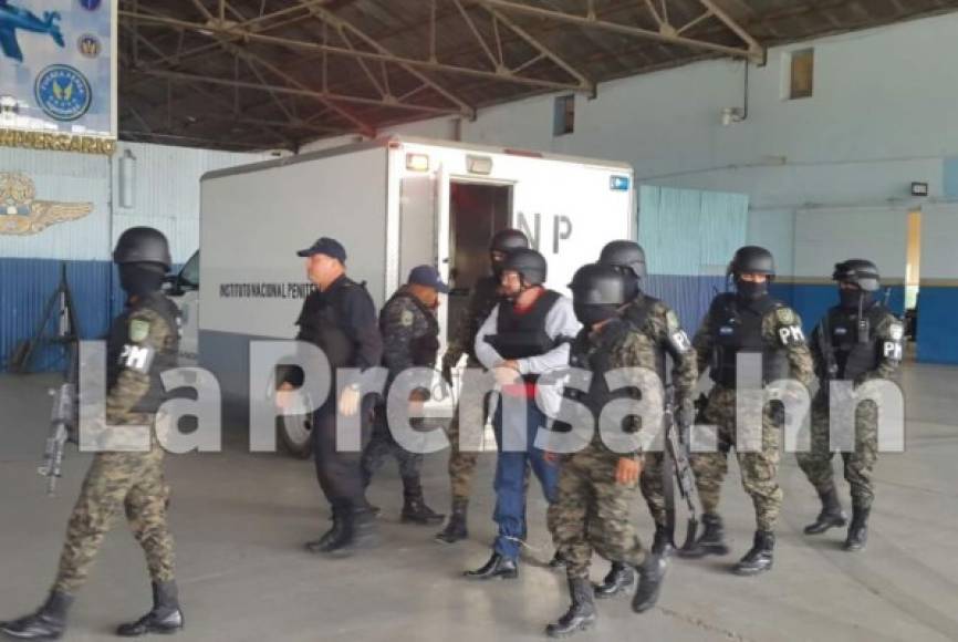 Luis Aloson y Miguel Arnulfo Valle al momento que estaban en la base aérea Hernán Acosta Mejía en Tegucigalpa.