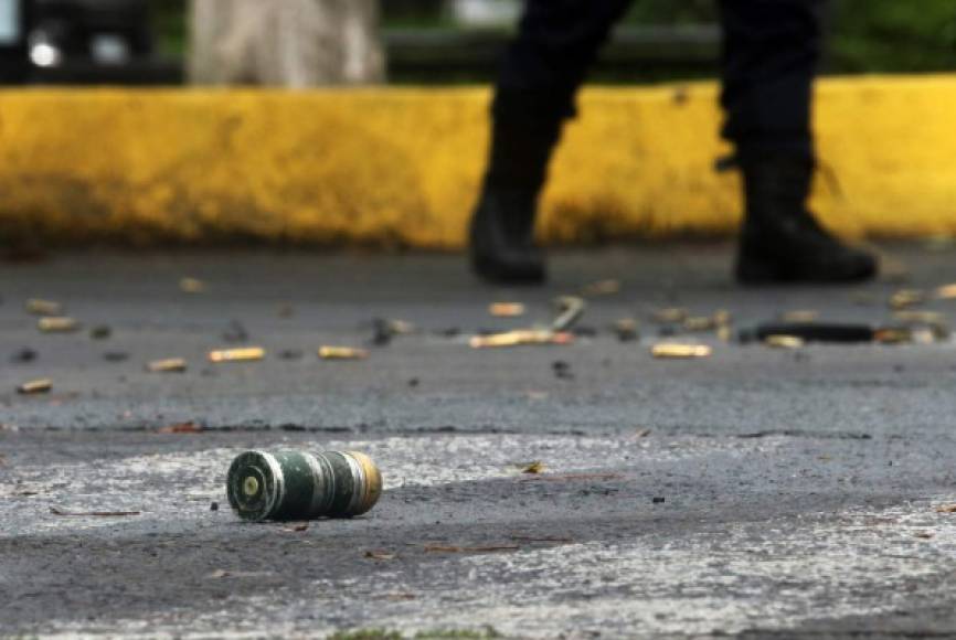 El secretario de Seguridad Pública de Ciudad de México, Omar García Harfuch, sobrevivió este viernes a un atentado de decenas de pistoleros en la capital, en el que murieron tres personas, y culpó a un poderoso cártel del narcotráfico. AFP