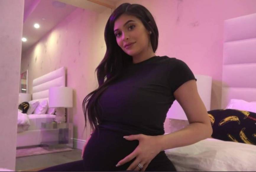 La hija menor de Kris y Caitlyn Jenner hizo el anuncio oficial este domingo en redes sociales, luego de meses de especulaciones sobre un posible embarazo mostrando un video que resume los últimos nueve meses.<br/>