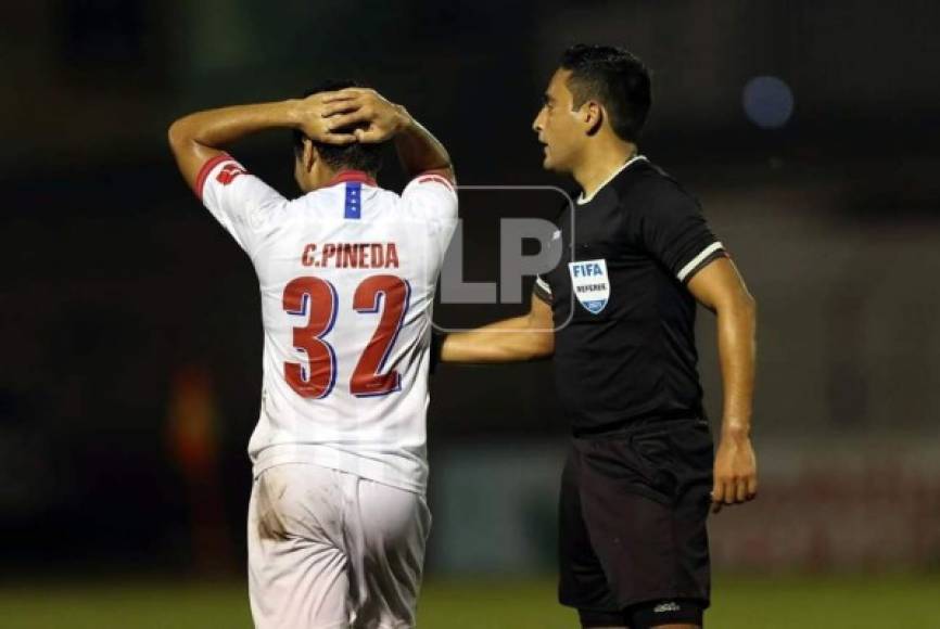 Carlos Pineda se lamenta ante el árbitro Said Martínez.