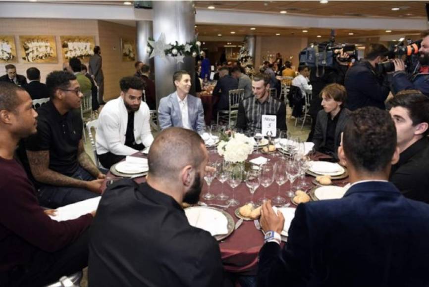 Los jugadores de fútbol y baloncesto del Real Madrid se reunieron en la cena navideña del club.