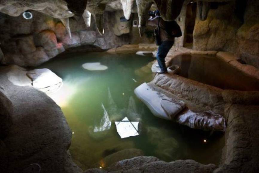 Hasta un sauna que simulaba una caverna había en el interior de la residencia.