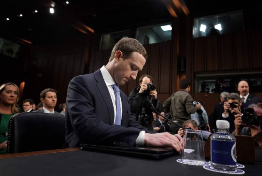 En su primera aparición pública ante el Congreso estadounidense, Zuckerberg, el multimillonario tímido enfrentó el escrutinio de la prensa en un largo interrogatorio en el Capitolio.