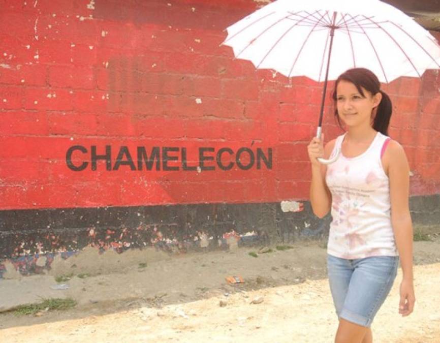 La jovencita que inspiró a muchos desde su natal Chamelecón, uno de los barrios más poblados y conflictivos (en 2015) de San Pedro Sula. Su nativa humildad para retratar lo que el hondureño hace, pegó en las redes sociales y corrió como pólvora llenándose de cientos de miles de seguidores, así como de detractores.
