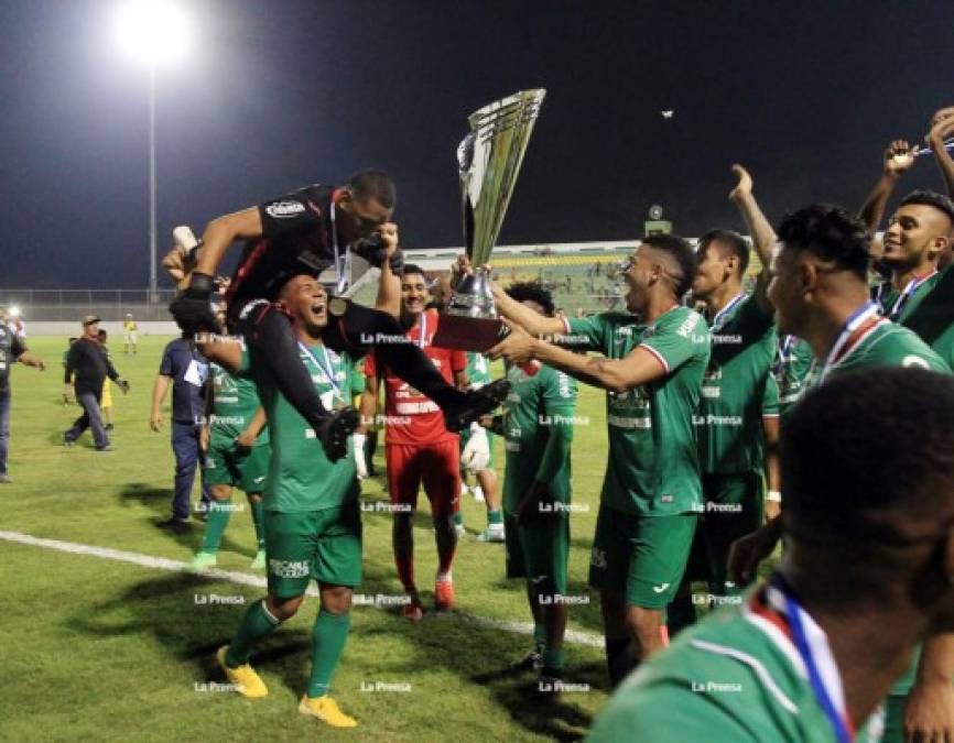 Así celebraron los jugadores de Marathón con el trofeo de campeones de la Supercopa de Honduras.