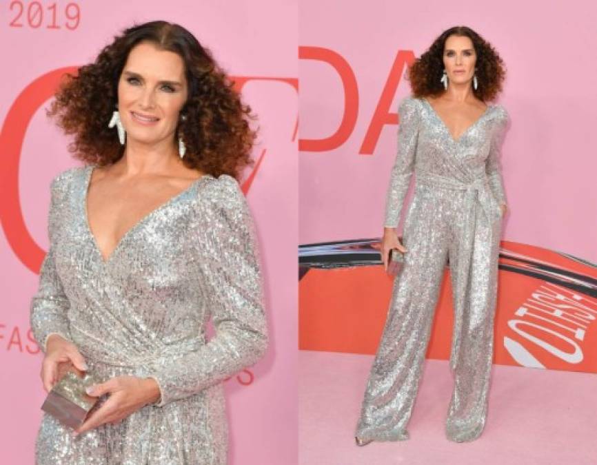 Brooke Shields, de 54 años, decantó por un look destellante. La actriz de 'Laguna azul' modeló un jumpsuit plateado diseñado por Babi Ahluwalia de Sachin & Babi.