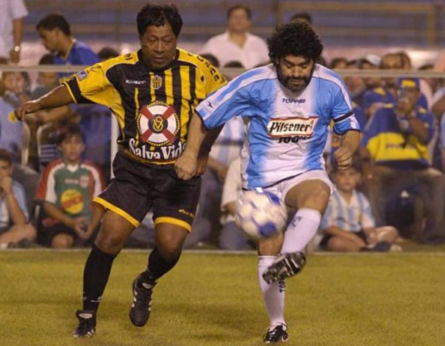 El miércoles 25 de octubre de 2006 Diego Armando Maradona desató la locura en el Estadio Olímpico de San Pedro Sula al jugar frente a un combinado del Real España. Ramón Maradiaga lo marcó en varios tramos del juego.