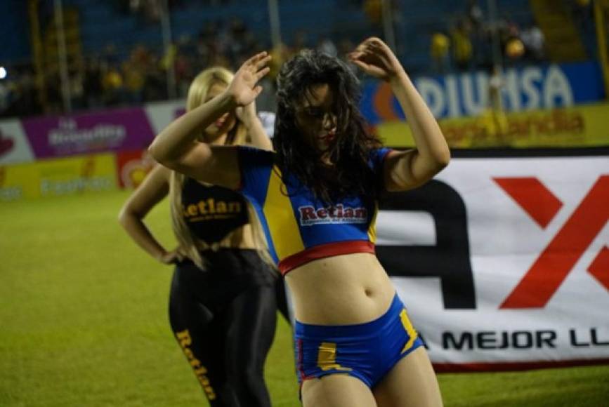 Esta chica sorprendió al bailar en la grama del estadio Morazán.