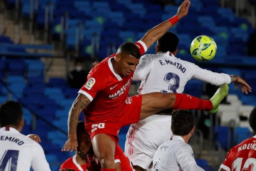 La polémica acción del partido que acabó en penal a favor del Sevilla ante Real Madrid. El balón dio primero en el hombro de Militao y luego en su mano.