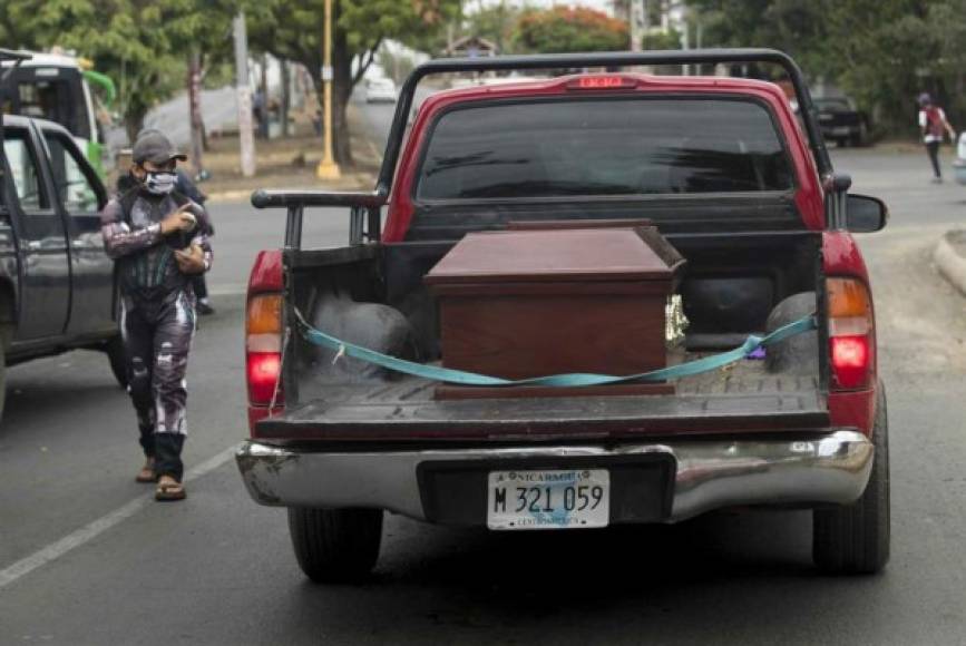 Los 'entierros express', sin registros previos a la pandemia en Nicaragua, son carrozas fúnebres o camionetas que carga un ataúd y que salen de los hospitales a los cementerios, donde el féretro es enterrado en sigilo o con pocos familiares, por hombres vestidos con trajes impermeables blancos.<br/>
