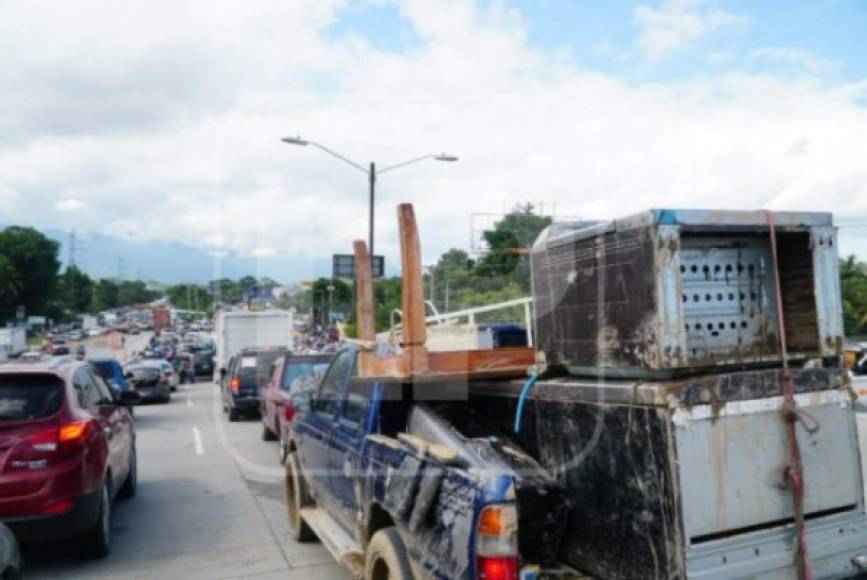 Los vecinos abandonaron sus casas solo con una bolsa de ropa en sus manos.