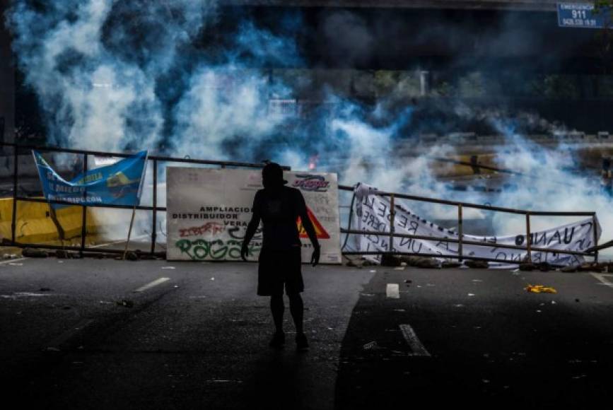 Una nutrida presencia de policías y militares fue desplegada en algunas vías estratégicas de Caracas y otras ciudades del país, con tanquetas que usualmente colocan de barrera contra el paso de los manifestantes.