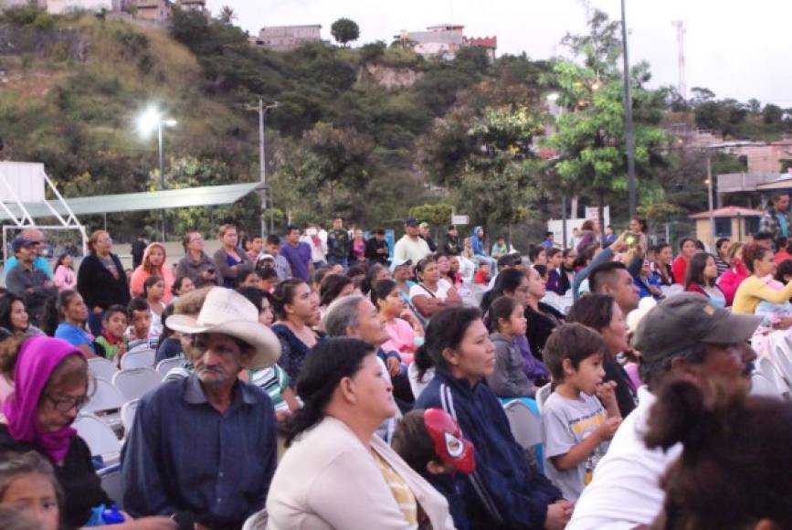 Un ambiente festivo vivieron este fin de semana los vecinos del Parque para una Vida Mejor de la colonia 21 de Febrero de Comayagüela, donde cientos de personas se reunieron para disfrutar de la Navidad Catracha.