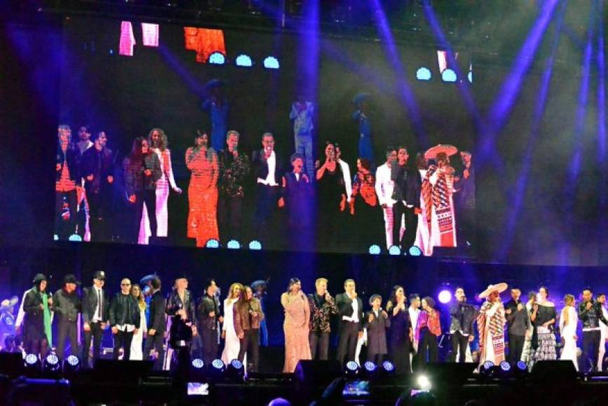 Los 16 artistas que participaron cerraron el show interpretando 'Amor Eterno'.<br/>