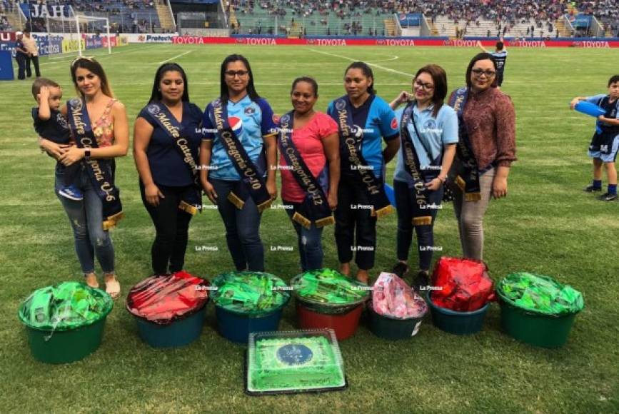 Ellas recibieron un homenaje en el estadio Nacional de Tegucigalpa por el Día de la Madre.