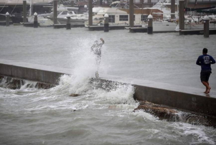 El huracán Harvey se fortaleció a categoría cuatro este viernes, pocas horas antes de su esperado arribo a la costa de Texas.