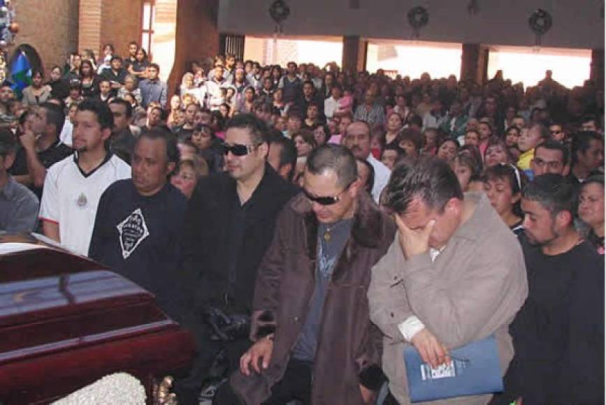 Ese concierto, según la prensa, había sido promovido por Los Zetas, grupo rival de La Familia Michoacana, pero como en cantante hizo caso omiso, al salir del evento se registró el secuetro, días después encontraron el cuerpo de Sergio Gómez, con signos de tortura y quemado.