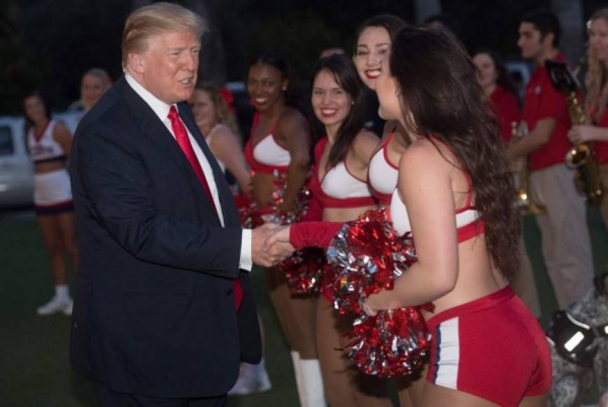 El mandatario bromeó con algunas de las jóvenes mientras su esposa le esperaba para marcharse a la fiesta por la final del Fútbol Americano.