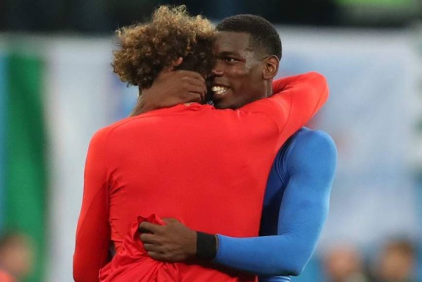 Paul Pogba le dio su abrazo al belga Fellaini, compañero en el Manchester United.