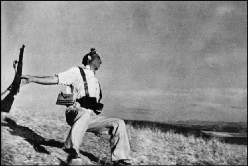 Esta foto fue tomada en Córdoba, España, en 1936; en ella se ve a un miliciano recibiendo un disparo en la cabeza.