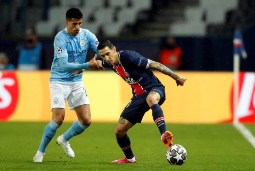 Ángel Di María controla el balón ante la presión de Rodrigo Hernández.