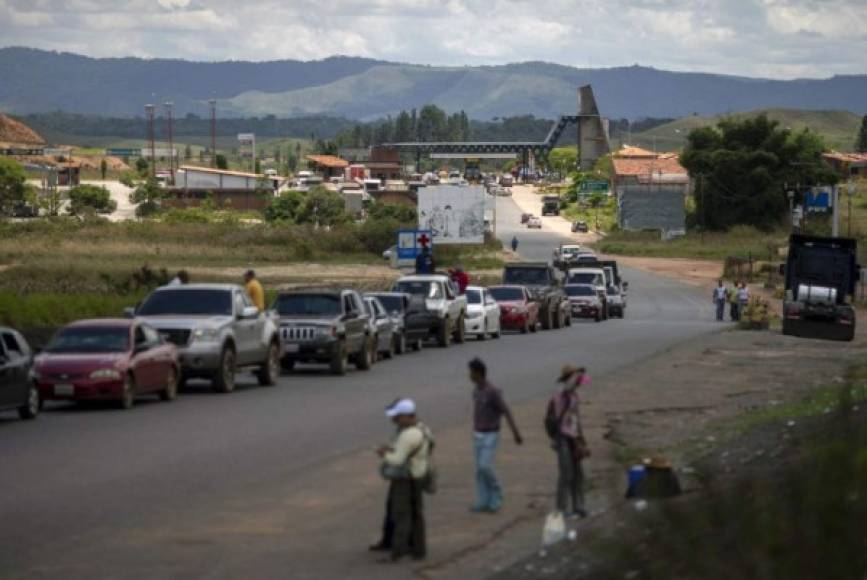 En tanto, cientos de venezolanos continúan llegando a la frontera con Brasil.