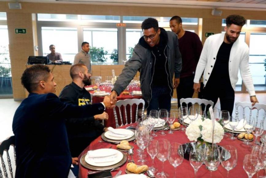 Varane y Benzema saludando a jugadores del equipo de baloncesto del Real Madrid.