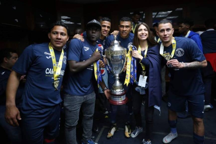 Andrea Atala, hija del presidente del Motagua, Pedro Atala, celebró en el camerino con los jugadores.