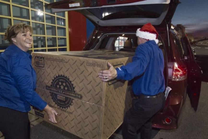 La costumbre hasta ahora era pasar el jueves de Acción de Gracias en familia y salir el viernes a buscar las mejores gangas en los centros comerciales, pero cada año las dos tradiciones se funden más.