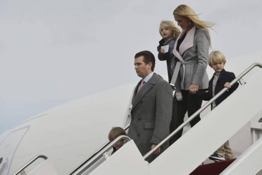 Trump Jr., por su parte, pasó el fin de semana en el resort de Mar a Lago, junto a sus hijos, mientras su esposa Vanessa fue vista de compras en Nueva York.