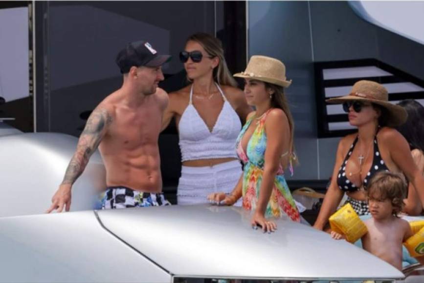 Messi y su esposa Antonela Roccuzzo se unieron a Luis Suárez, Sofía Balbi, Cesc Fábregas y Daniella Semaan en Ibiza. <br/><br/>Foto cortesía Mundo Deportivo