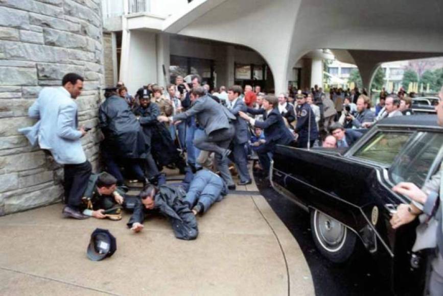 10. El intento de atentado contra Ronald Reagan se produjo el 30 de marzo de 1981 en los alrededores del hotel Hilton de Washington. El tirador John W. Hinckley Jr. disparó contra el mandatario y otras tres personas con la intención de impresionar a la actriz Judy Foster.