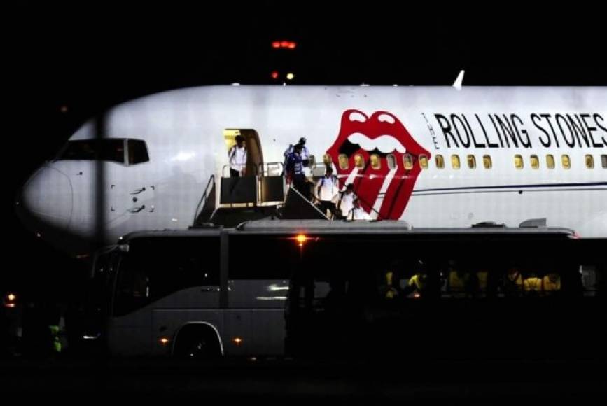 La selección de Argentina llegó en un avión de los Rolling Stones procedentes de Barcelona bajo un fuerte control policial. Foto Diario Olé