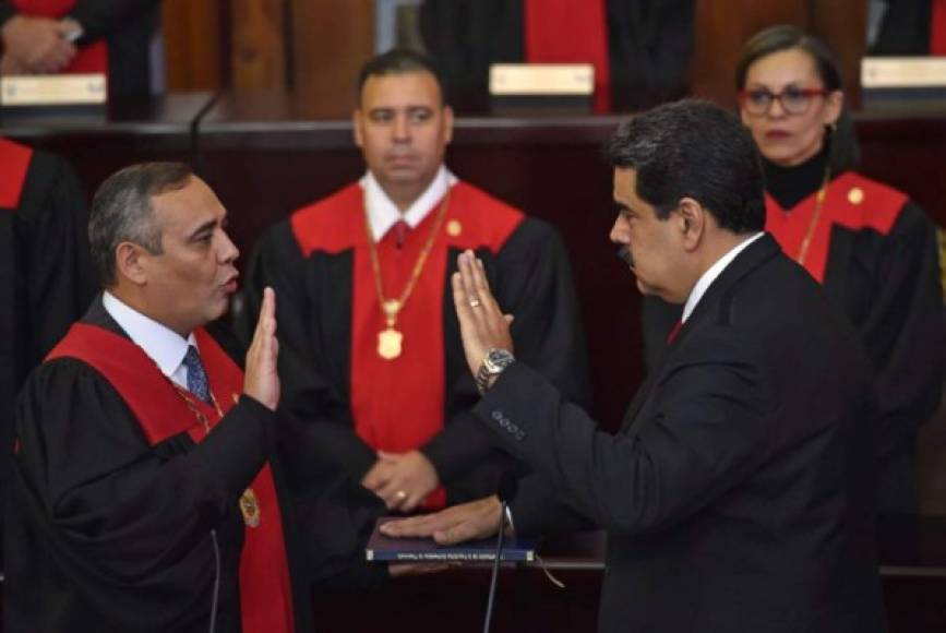 Maduro tomó juramento ante el Tribunal Supremo de Justicia (TSJ), en Caracas, acompañado únicamente por cinco jefes de Estado, en un evento breve y sin pompa.