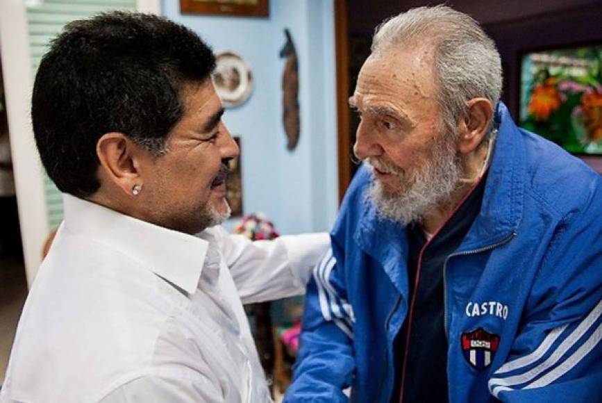 Maradona, polémico dentro y fuera del campo, fue uno de los principales activistas políticos para la izquierda en América Latina. Afirmó haberse enamorado de Cuba tras refugiarse en la isla para desintoxicarse de las drogas. Fue ahí donde se profundizó su amistad con el dictador comunista Fidel Castro.