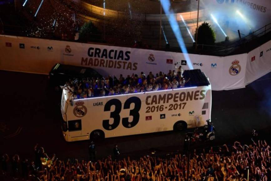 Miles de aficionados del Real Madrid se congregaron en la fuente de Cibeles para festejar la consecución del 33º título liguero del equipo blanco y esperaron hasta la madrugada para recibir a los jugadores.