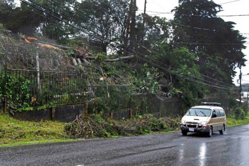 Costa Rica se encuentra bajo decreto de Emergencia Nacional debido a fuertes lluvias y vientos mientras que varios caminos y puentes fueron dañados, y los deslizamientos de rocas bloquearon el acceso a algunas aldeas.<br/>(AFP foto/ EzequielBECERRA)