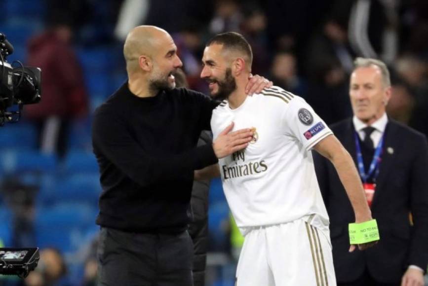 Pep Guardiola y Karim Benzema, sonriendo al final del partido.